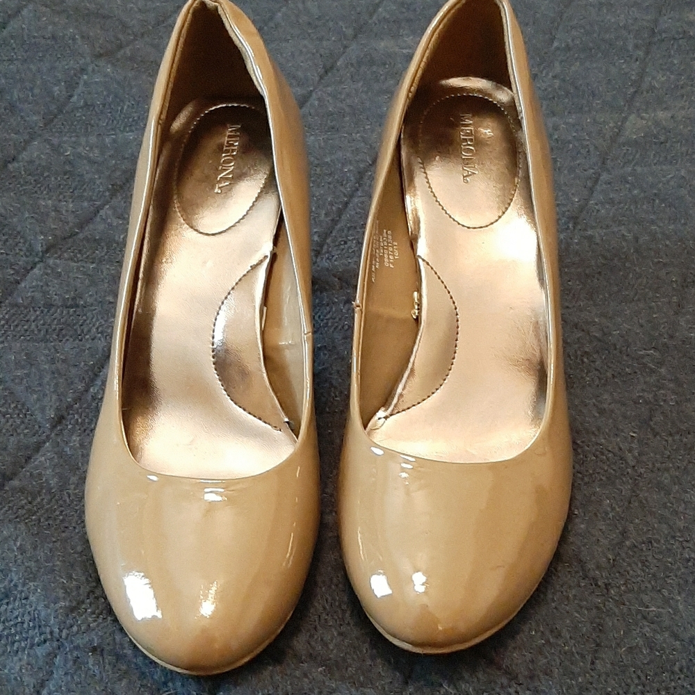 Sz. 11 Nude 2 1/2 inch pumps